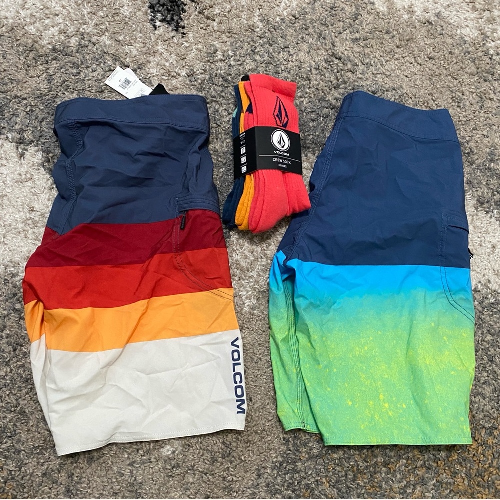 NWT Volcom Bundle Size 32
